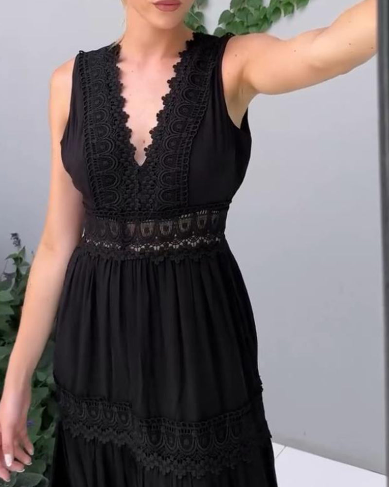 Sleeveless midi dress in boho style with lace details