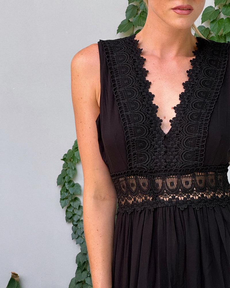 Sleeveless midi dress in boho style with lace details
