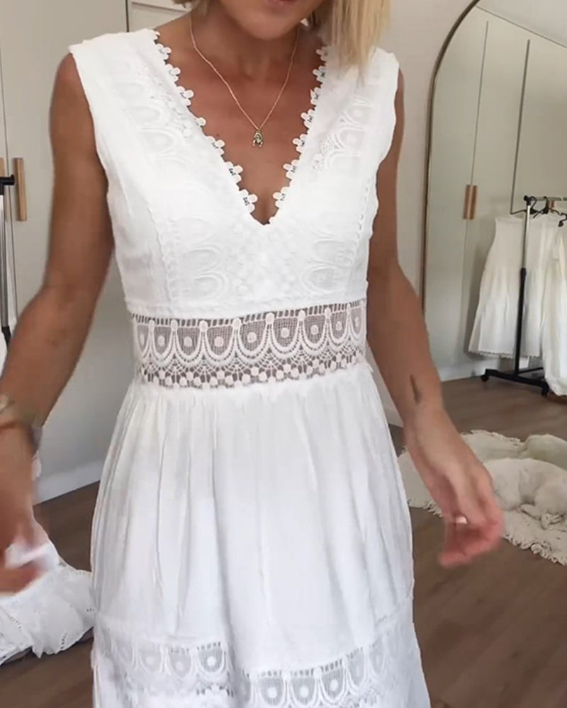 Sleeveless midi dress in boho style with lace details